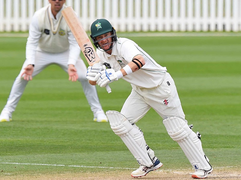 Sân vận động chật kín khán giả cuồng nhiệt trong một trận đấu cricket đỉnh cao.