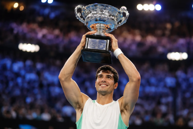 Carlos Alcaraz đăng quang đơn nam sau màn trình diễn bản lĩnh trước Novak Djokovic.